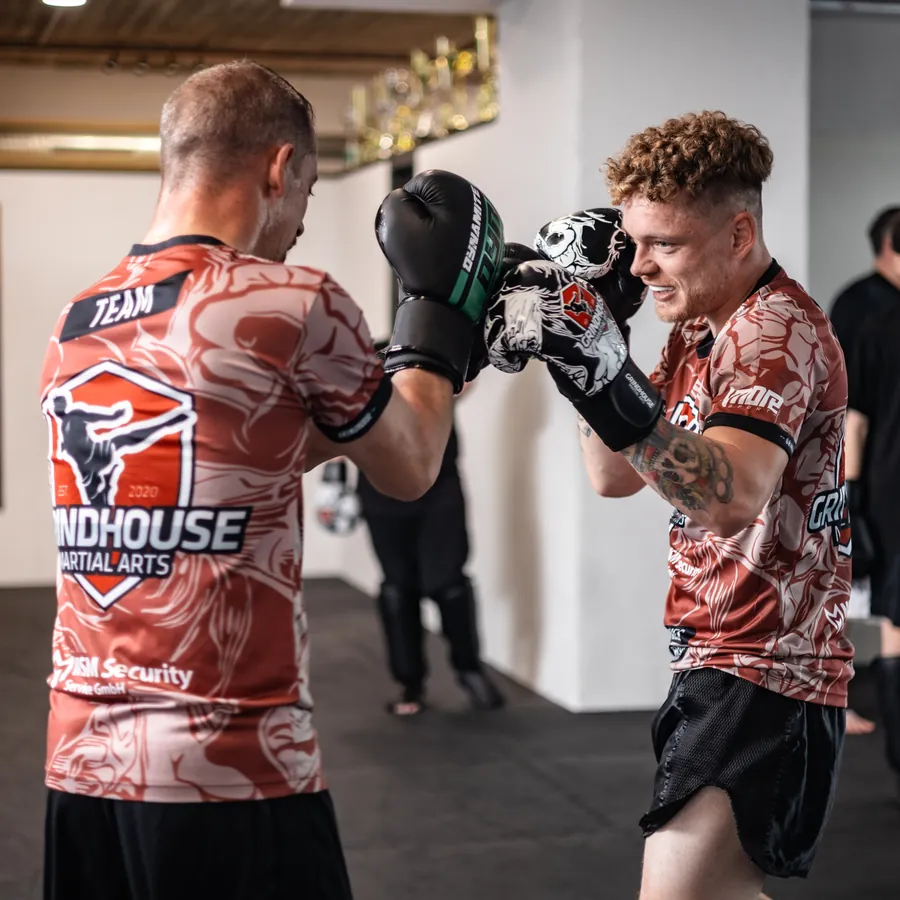 Zwei Sportler beim Sparring mit Deckung