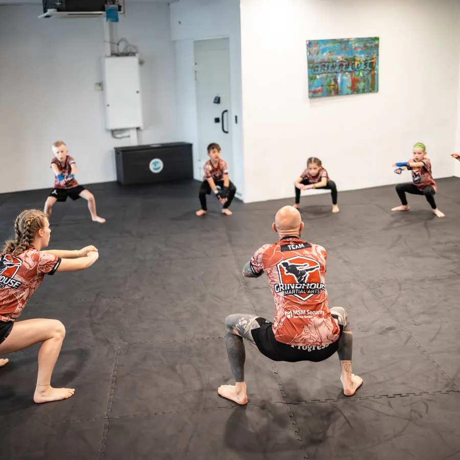 Kinder beim Kickboxen-Kurs in der Halle